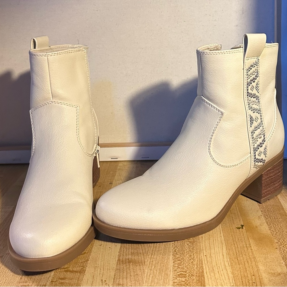 Baretraps posture women’s ivory comfort Covina almond toe block heel.
